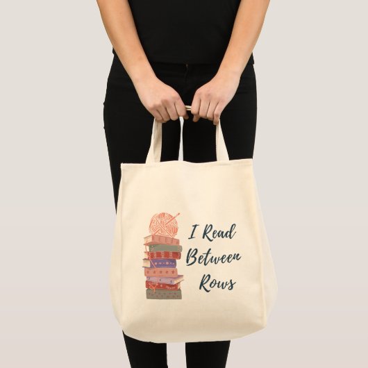 編み物と本が好きな人のための「I Read Between Rows」デザイン トートバッグ (正面(商品))