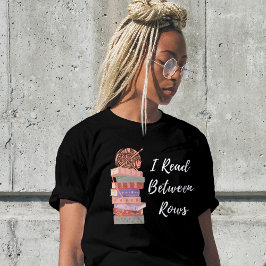 編み物と本が好きな人のための「I Read Between Rows」デザイン Tシャツ