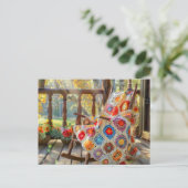 編み物のグラニー・スクエア・ブランケットが木製の揺り椅子の上に置かれている ポストカード (スタンド正面)