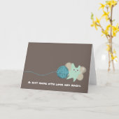 編み物の妖精飛んでいる可愛いモンスターボールの糸… カード (黄色い花)