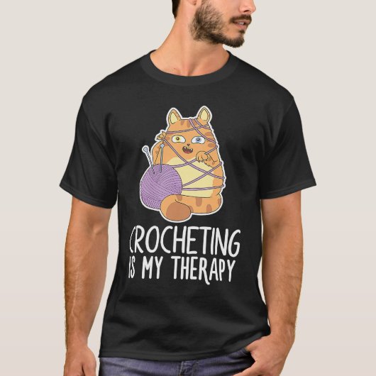 編み物をする猫 糸 裁縫 編み物 Tシャツ (正面)