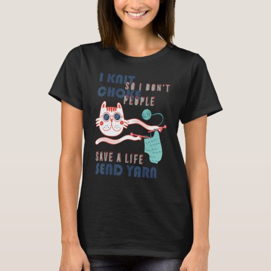 編み物をする白猫 編んでいないと人を絞め殺しちゃう Tシャツ (正面)