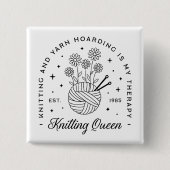 編み物クイーンおもしろいヤーンホルダー 缶バッジ (正面)
