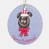 編み物スカーフを巻いた小さなクリスマス犬 セラミックオーナメント (左)