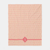 編み物ニードルクラフツイニシャルコーラル+ベージュ フリースブランケット (正面)