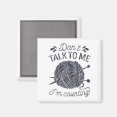 編み物好きには数えさせて "Don't Talk To Me I'm Counting" 編み物愛好 マグネット (正面/裏面)