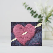 編み物針の郵便はがきとのかわいいピンクのウールのハート シーズンポストカード (スタンド正面)