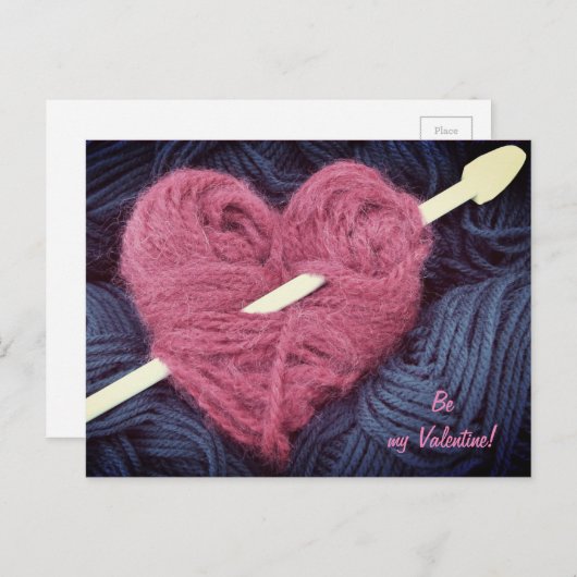編み物針の郵便はがきとのかわいいピンクのウールのハート シーズンポストカード (正面/裏面)