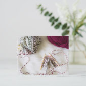 編み物&ヤーンオンホワイトファークラフツ ポストカード (スタンド正面)