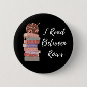 編み物+本好きのための「I Read Between Rows」デザイン 缶バッジ (正面)