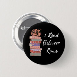 編み物+本好きのための「I Read Between Rows」デザイン 缶バッジ
