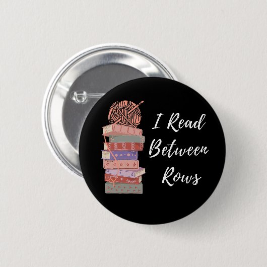 編み物+本好きのための「I Read Between Rows」デザイン 缶バッジ (正面&裏面)