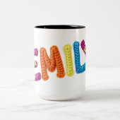 編み針編みパターン鮮やかのエミリー名 ツートーンマグカップ (中央)