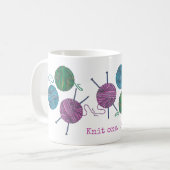 編み1つのパープル1つ、編み物の針、糸、名前 コーヒーマグカップ (正面左)