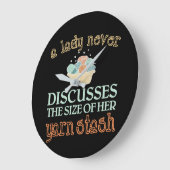 編むかぎ針で編む女性Never Discusses Size ラージ壁時計 (傾斜)