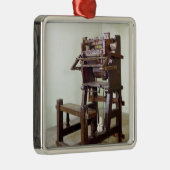 編むストッキングのための最初織機、1750年 メタルオーナメント (右)