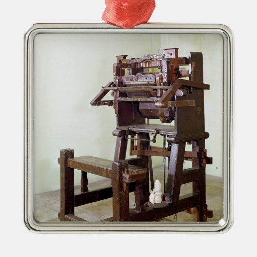 編むストッキングのための最初織機、1750年 メタルオーナメント (正面)
