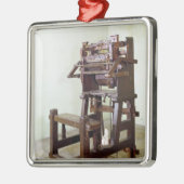 編むストッキングのための最初織機、1750年 メタルオーナメント (左)