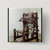 編むストッキングのための最初織機、1750年 缶バッジ (正面)