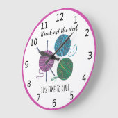 編む時間だ – ピンク縁ど- パーソナライズされた ラージ壁時計 (傾斜)