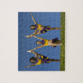 編隊を組む女性チアリーダー3人 ジグソーパズル (縦)