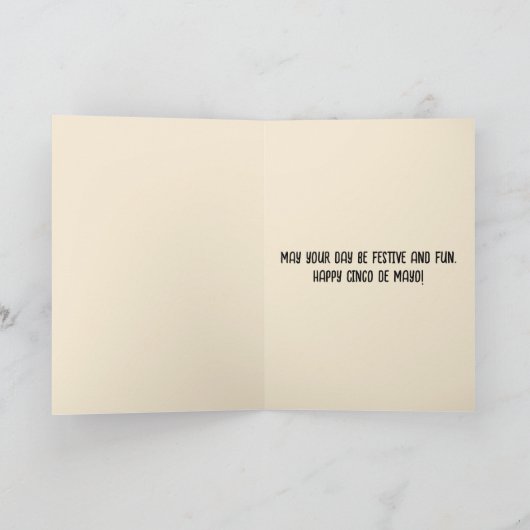 編集可能なギターを弾く女性のハッピー シンコ デ マヨ カード (内部)