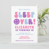編集可能なスリープオーバー誕生日パーティー 招待状 (スタンド正面)
