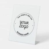編集可能なスローガンとビジネス名を持つロゴ 台座サイン (正面)