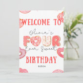 編集可能なドーナツ 4歳の誕生日バンドル FOURever スイート 招待状 (スタンド正面)