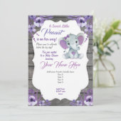 編集可能なパープル ラスティック エレファント 招待状 (スタンド正面)