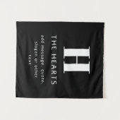 編集可能なモダンなイニシャル名とメッセージ | ブラック タペストリー (正面(横))