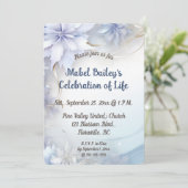 編集可能なライトブルーの花 お悔やみと感謝の気持ちを伝える 招待状 (スタンド正面)