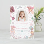 編集可能な人魚のプールパーティーの招待状。 スプラッシュ！ プールパーティー 招待状 (スタンド正面)
