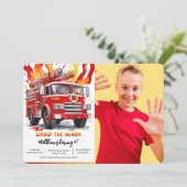 編集可能な少年の消防車の誕生日写真 招待状 (スタンド正面)