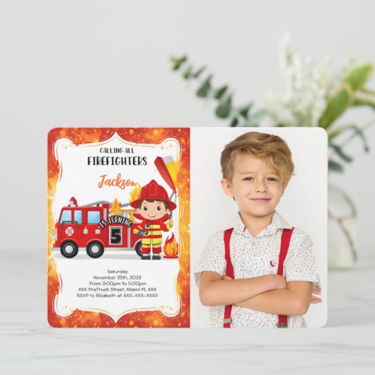 編集可能な少年の消防車の誕生日写真 招待状 (スタンド正面)