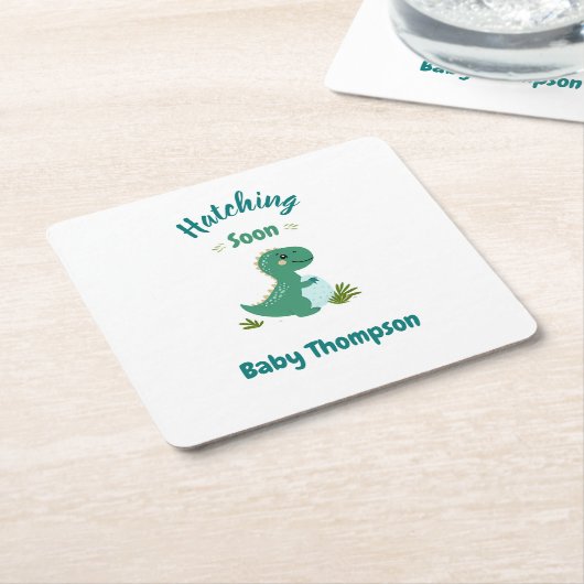 編集可能な恐竜男の赤ちゃんシャワーハッチング スクエアペーパーコースター (アングル)