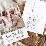 編集可能な手書き白日付写真を保存 ポストカード<br><div class="desc">写真モダン日付のカー結婚ドを保存招待状を保存する白い手書きタイポグラフィとシックでシックなデザインシンプルを含む婚約写真の写真を追加できカスタマイズる白い背景に。</div>