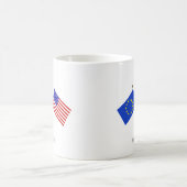 編集可能な欧州連合の旗とアメリカ合衆国の旗 コーヒーマグカップ (中央)