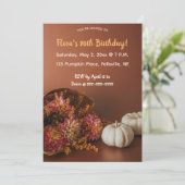 編集可能な秋の花とカボチャの誕生日 招待状 (スタンド正面)