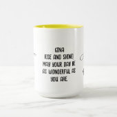 編集可能な色名モノグラム書ギフトイエロー マグカップ (中央)