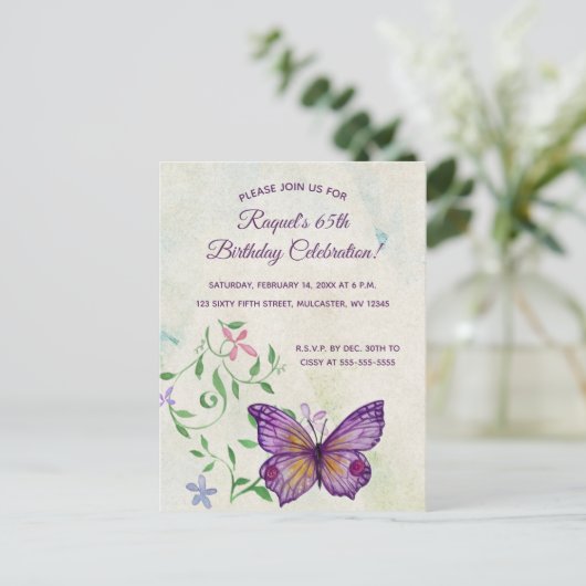 編集可能な花と紫の蝶の誕生日 インビテーションポストカード (スタンド正面)