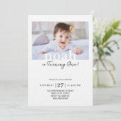 編集可能な1歳の誕生日写真 ミニマルファーストバースデー 招待状 (スタンド正面)