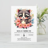 編集可能カスタムラクーンガール誕生日 招待状 (スタンド正面)