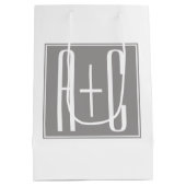 編集可能カップルイニシャル |白とグレー ミディアムペーパーバッグ (裏面)