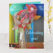 編集可能カラフルバルーンと風車誕生日 カード (黄色い花)