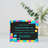 編集可能カラフル建物ブロック誕生日 インビテーションポストカード (スタンド正面)