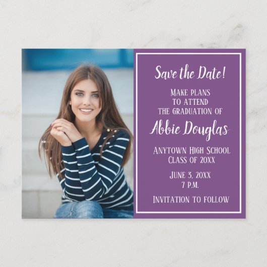編集可能カラーパープルフォト卒業救日付 案内ポストカード (正面)