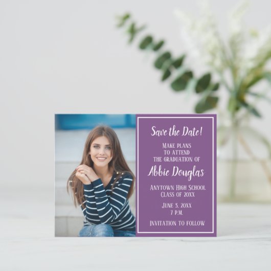 編集可能カラーパープルフォト卒業救日付 案内ポストカード (スタンド正面)