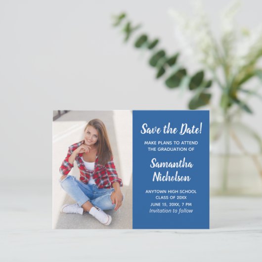 編集可能カラーブルー卒業写真救日付 案内ポストカード (スタンド正面)