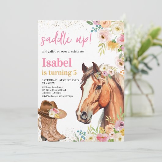 編集可能サドルアップピンクホース女性のカーボーイ誕生日Inv 招待状 (スタンド正面)